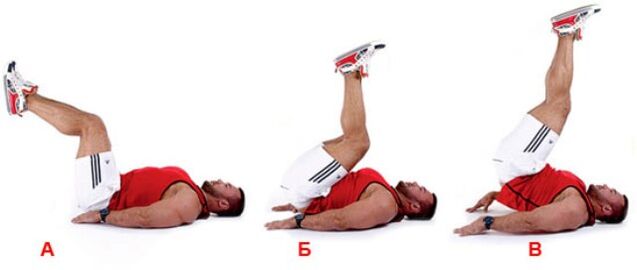 El hombre realiza el ejercicio inverso inverso